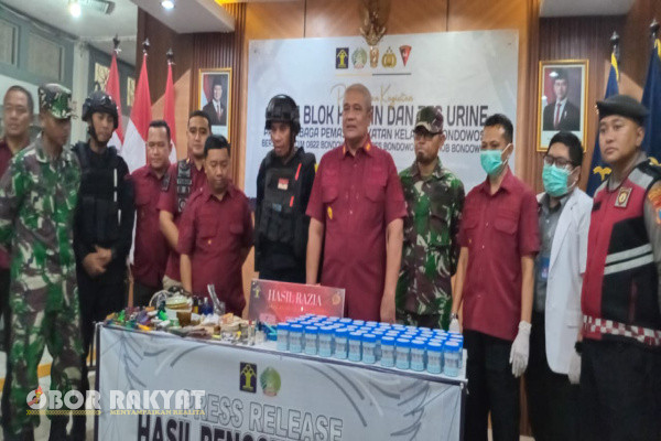 Bondowoso, Obor Rakyat - Dalam rangka melaksanakan 13 Program Akselerasi Menteri Imigrasi dan Pemasyarakatan, Lembaga Pemasyarakatan (Lapas) Klas IIB Bondowoso menggelar Razia blok Hunian dan tes urine, Selasa (5/11/2024)..