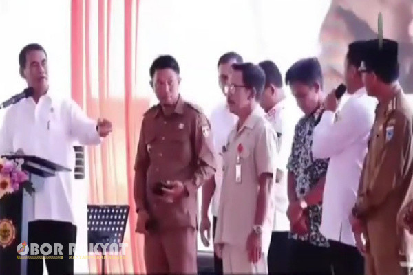 Bondowoso, Obor Rakyat - Menteri Pertanian (Mentan), Amran Sulaiman, mengundang seluruh para Kepala Desa (Kades) se-Indonesia di sebuah acara bertajuk Gerakan Nasional Pangan Merah Putih Menuju Swasembada Pangan Berkelanjutan, Rabu (6/11/2024).