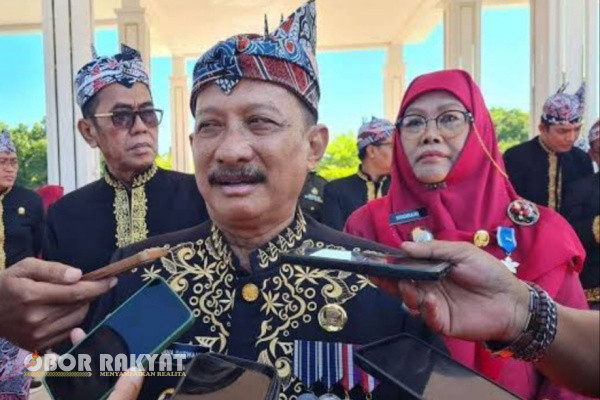 Jakarta, Obor Rakyat - Bupati Situbondo, Karna Suswandi mangkir ketika dipanggil Komisi Pemberantasan Korupsi (KPK).
