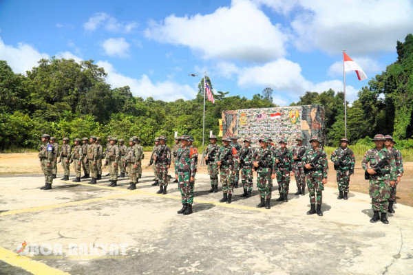 Serudong, Obor Rakyat – Komandan Satgas Pamtas Yonarmed 11 Kostrad, Letkol Arm Gde Adhi Surya Mahendra, bersama Commander Officer 7 RAMD, Lt Kol Azmeer Rezza bin Azali, secara resmi menutup Patroli Terkoordinasi Seri II Tahun 2024 di Pos Serudong, perbatasan Malaysia.