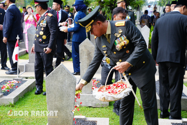 Jakarta, Obor Rakyat - Panglima TNI Jenderal, Agus Subiyanto menghadiri Upacara Ziarah Nasional dalam rangka peringatan Hari Pahlawan, bertempat di Taman Makam Pahlawan Nasional Utama (TMPNU) Kalibata, Jakarta Selatan, Minggu (10/11/2024).