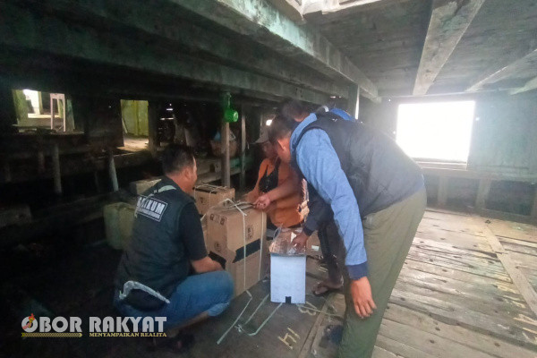 Situbondo, Obor Rakyat - Satpolairud Polres Situbondo Polda Jatim mengamankan ratusan slop rokok tanpa pita cukai pada saat patroli di pelabuhan Besuki, Jum’at (8/11/2024), lalu.