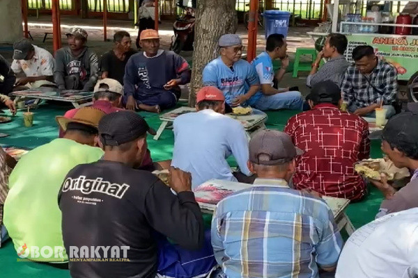 Bondowoso, Obor Rakyat - Calon Bupati Bondowoso, Bambang Soekwanto ngopi dan sarapan bersama puluhan tukang becak motor (bentor), Senin (11/11/2024).