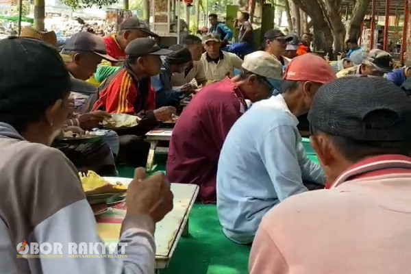 Bondowoso, Obor Rakyat - Calon Bupati Bondowoso, Bambang Soekwanto ngopi dan sarapan bersama puluhan tukang becak motor (bentor), Senin (11/11/2024).