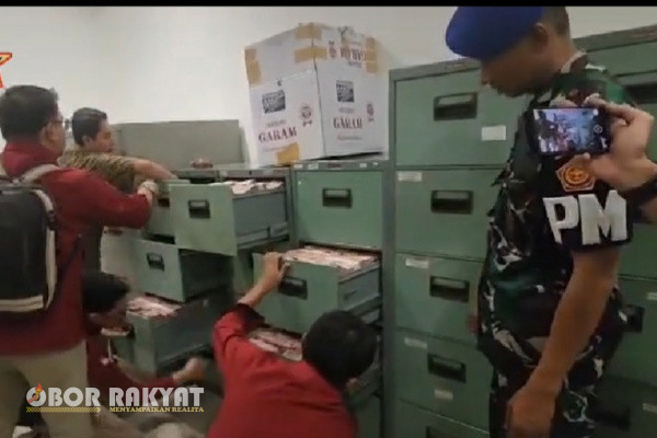 Jakarta, Obor Rakyat - Viral di media sosial dan grup percakapan, video penemuan tumpukan uang di dalam lemari susun besi.