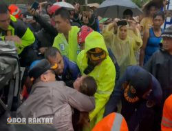 Kapolres Purwakarta Evakuasi Korban Tabrakan Beruntun di Tol Cipularang