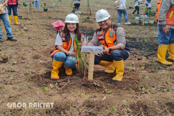 Bondowoso, Obor Rakyat - Perubahan iklim yang menjadi isu krusial harus disikapi dengan langkah nyata. Salah satu cara yang ditempuh Perhutani Divisi Regional Jawa Timur, adalah melakukan reboisasi untuk menghijaukan kawasan hutan yang ada.
