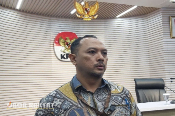 Situbondo, Obor Rakyat - Belasan orang dipanggil tim penyidik Komisi Pemberantasan Korupsi (KPK) dalam pendalaman perkara dugaan korupsi alokasi dana Pemulihan Ekonomi Nasional (PEN) serta pengadaan barang dan jasa (PBJ) di lingkungan Pemerintah Kabupaten (Pemkab) Situbondo, Jawa Timur.