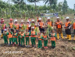 Cinta Hutan dan Lingkungan, Ketua YTRP Ajak Siswa Siswi Paud Tanam Pohon