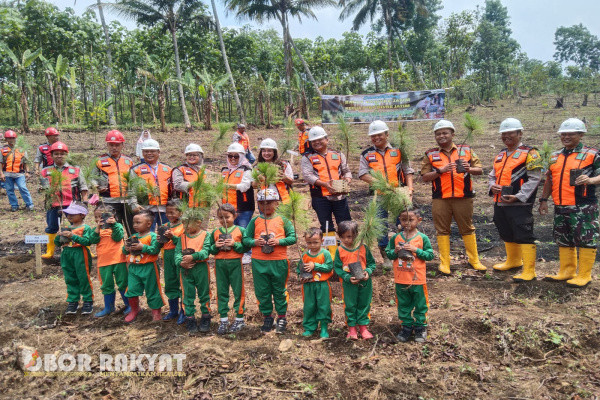 Bondowoso, Obor Rakyat - Genap berusia 22 tahun Pendidikan Anak Usia Dini (Paud) Terpadu Tunas Rimba di Desa Sukorejo, Kecamatan Sumber Wringin, Kabupaten Bondowoso mendapat kunjungan dan ucapan selamat dari ketua Yayasan Taruna Rimba Perhutani (YTRP) Jawa Timur, dan Perhutani Bondowoso, Selasa (12/11/2024).
