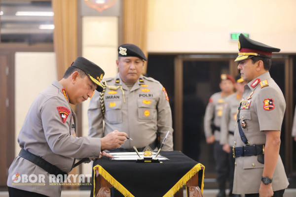 Jakarta, Obor Rakyat - Kepolisian Negara Republik Indonesia (Polri) baru saja menyelesaikan penyerahan jabatan Inspektur Pengawasan Umum (Irwasum) Polri dan pelantikan Wakil Kepala Polri (Wakapolri) yang dipimpin langsung oleh Kapolri.
