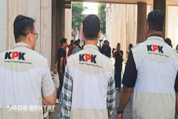 Situbondo, Obor Rakyat - Belasan orang saksi dicecar tim penyidik Komisi Pemberantasan Korupsi (KPK) terkait permintaan ijon atau pemberian kontrak proyek untuk Bupati Situbondo, KS dalam pengadaan barang dan jasa di lingkungan Pemerintah Kabupaten Situbondo.