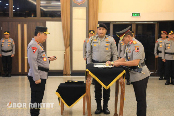Jakarta, Obor Rakyat – Kapolri Jenderal Listyo Sigit Prabowo memimpin pelantikan dan serah terima jabatan sejumlah pejabat utama Mabes Polri, Jumat (15/11/2024) di Gedung Rupatama, Mabes Polri.