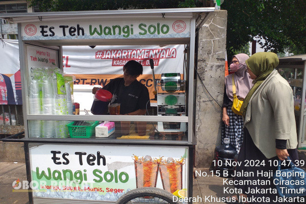 Jakarta, Obor Rakyat - Ada Kuliner es teh yang aroma, kini di cari banyak orang. Minuman racikan teh solo yang asli dengan gula murni tanpa pengawet ini di kenal karena wangi, sepat, dan kentel.