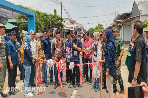 Bondowoso, Obor Rakyat – Selesai dibangun, penanganan Long Segmen proyek strategis daerah di jalan Wonosari – Patemon sepanjang 4,5 kilometer diresmikan oleh Pejabat (Pj) Bupati Bondowoso, Muhamad Hadi Wawan Guntoro, Sabtu (16/11/2024), bertempat di Balai Desa Lombuk Kulon, Kecamatan Wonosari.