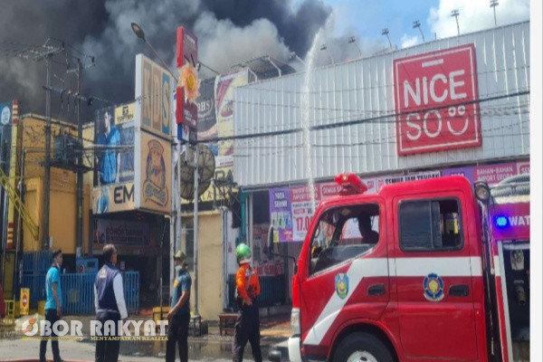 Kebakaran terjadi di pusat perbelanjaan Karya Dharma Santosa (KDS) yang berlokasi di Jalan Rahmat Besuki, Situbondo.