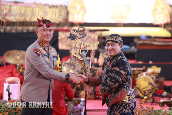 Jakarta, Obor Rakyat - Dalam rangka memperingati Hari Ulang Tahun (HUT) Korps Brimob Polri ke-79 dan Korps Polairud Polri ke-74, Kepolisian Daerah Jawa Timur (Polda Jatim) menggelar wayang kulit dengan lakon ”Gatot Kaca Kelana Jaya”, Sabtu (16/11/2024), malam di Lapangan Apel Mapolda Jatim.
