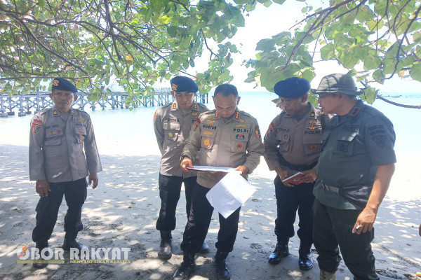 Situbondo, Obor Rakyat - Menindaklanjuti pembahasan rencana relokasi tempat latihan siswa dan pemeriksaan awal oleh perwakilan dari Brigade mobil (Brimob) secara khusus, Kombes Pol Muhammad Guntur, Kepala Pusat Pendidikan Brimob Watukosek melaksanakan pemeriksaan lahan pengganti kelokasi petak 35G RPH Bungatan BKPH Panarukan KPH Bondowoso, Senin (18/11/2024).