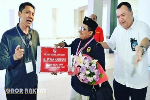 Medan, Obor Rakyat – Muhammad Ja’far Hasibuan, warga Medan, Sumatera Utara (Sumut), yang disebut-sebut ilmuwan muda berkelas dunia dan penemu Biofar SS, berencana melaporkan pihak Dinas Perhubungan (Dishub) yang bertugas di Terminal Amplas ke Presiden Prabowo Subianto.