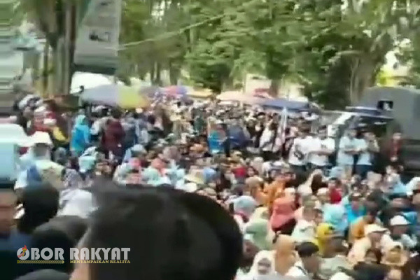 Bondowoso, Obor Rakyat - Pasangan Calon Bupati dan Wakil Bupati (Cabup) Bondowoso nomor urut 02, Bambang Soekwanto-Gus Mohammad Baqir (Bagus) hadir dalam acara debat publik ketiga.