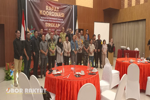 Bondowoso, Obor Rakyat - Dalam rangka persiapan menjelang Pilkada, Komisi Pemilihan Umum (KPU) Kabupaten Bondowoso Rapat Koordinasi (Rakor) kesiapan distribusi logistik pemilihan 2024 dan sosialisasi Sistem Informasi Rekapitulasi (Sirekap) yang berlangsung di Hotel Grand Padis, Rabu (20/11/2024).