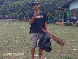Usai Kampanye Akbar di Alun-Alun RBA Bondowoso, Relawan Bagus Gotong-royong Bersihkan Sampah