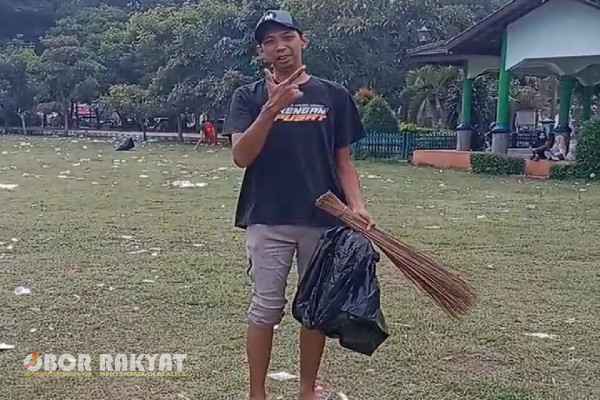 Bondowoso, Obor Rakyat - Puluhan relawan dari pasangan calon Bupati dan Wakil Bupati Bondowoso, Bambang Soekwanto dan Gus Mohammad Baqir (Bagus), bergotong-royong membersihkan sampah di area Alun-Alun Raden Bagus Asra (RBA) Bondowoso, usai kampanye akbar.