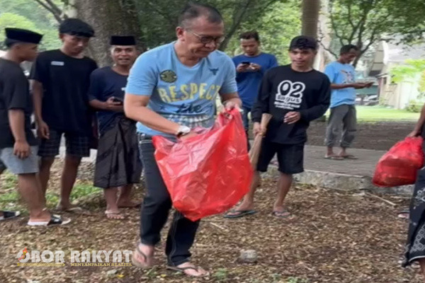 Bondowoso, Obor Rakyat - Usai pelaksanaan kampanye Akbar, paket BAGUS yang mengusung Bambang Soekwanto dan Gus Mohammad Baqir menuai sampah plastik yang begitu banyak.
