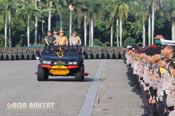 Jakarta, Obor Rakyat - Ribuan personel gabungan dari TNI, Polri, dan Pemprov DKI Jakarta bersatu dalam apel kesiapan Operasi Mantap Praja Jaya 2024 di Lapangan Silang Monas, Jakarta Pusat, Senin (25/11/2024).