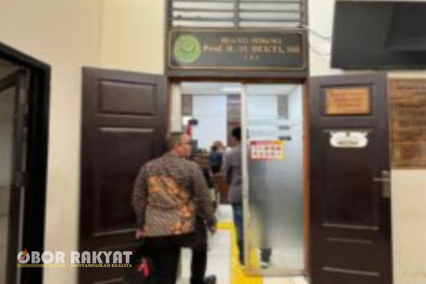Jakarta, Obor Rakyat – Nasib Karna Suswandi, calon bupati Situbondo nomor urut 02, semakin berada di ujung tanduk. Pengadilan Negeri Jakarta Selatan kembali menolak gugatan praperadilan yang diajukannya untuk menggugurkan status tersangka yang ditetapkan oleh Komisi Pemberantasan Korupsi (KPK).