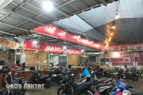 Jakarta, Obor Rakyat – Hujan yang mengguyur sejak siang hingga sore tak menghalangi semangat pengunjung untuk mendatangi Bandar Kuliner di Jakarta Timur.
