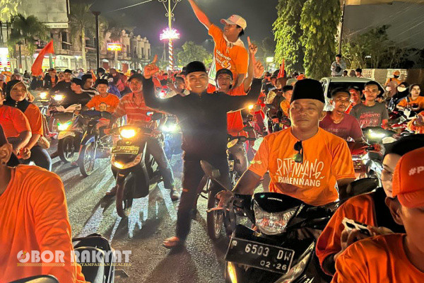 Situbondo, Obor Rakyat - Ribuan pendukung dan simpatisan pasangan calon pemilihan bupati dan wakil bupati Situbondo nomor urut 1, Yusuf Rio Prayogo-Ulfiah, memadati jalan raya Rabu (27/11/2024) sore. 