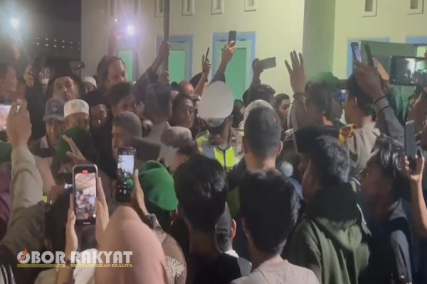 Bondowoso, Obor Rakyat - Viral, proses pemungutan dan penghitungan suara Pemilihan Bupati dan Wakil Bupati di Desa Kasemek, Kecamatan Tenggarang, Kabupaten Bondowoso, pada Pilkada 2024, diduga terjadi pengelembungan suara. Pasalnya, orang sudah meninggal dunia dan bekerja diluar kota yang dapat undangan proses Pilkada, surat suaranya tercoblos.