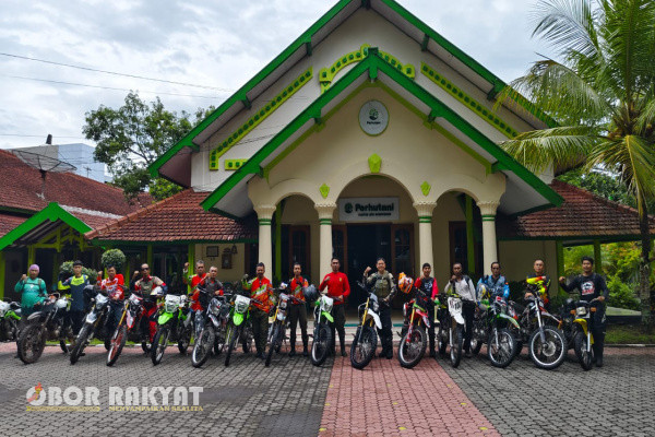 Bondowoso, Obor Rakyat - Untuk lebih mempererat hubungan kerjasama dan silaturahmi, Tim TRABAS BUANA bersama Administratur Perum Perhutani KPH Bondowoso, Misbakhul Munir ikut serta dan tampil pada ajang Army Adventure Trail tahun 2024 dalam rangka peringatan Hari Ulang Tahun (HUT) Batalyon Infanteri 514/SY/9/2 Kostrad ke- 76, bertempat di Asmil 514 Curahdami, Bondowoso, Minggu (1/12/2024).