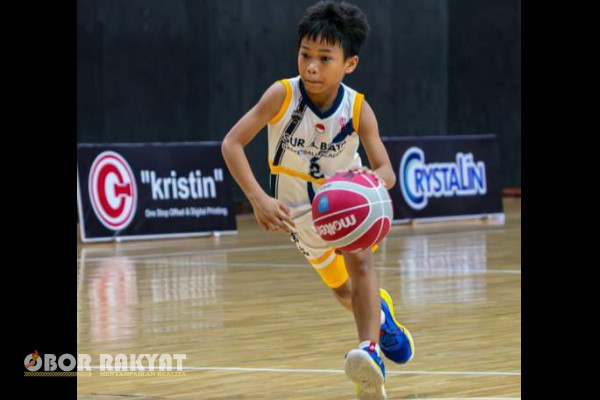 Surabaya, Obor Rakyat - Dalam ajang bergengsi basket KU-10 yang diselenggarakan Familia Cup 2024, kini memasuki babak penentuan. Alhasil pertandingan antar kota itu, team dari Surabaya berhasil meraih juara dua.