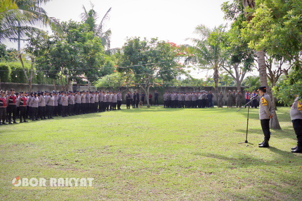 Banyuwangi, Obor Rakyat - Polresta Banyuwangi Polda Jatim kerahkan Ratusan personel gabungan guna menjamin keamanan dan kelancaran jalanya Rapat Pleno perhitungan rekapitulasi Hitung suara pada pilkada 2024 yang digelar oleh Komisi Pemilihan Umum (KPU) Kabupaten Banyuwangi, Selasa(3/12/2024).