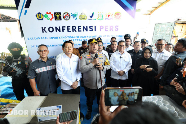 Surabaya, Obor Rakyat - Polres Pelabuhan Tanjungperak Polda Jatim, bekerja sama dengan Satgas Kementrian PerdBagangan RI, berhasil mengungkap dan melakukan penyitaan barang - barang yang diduga ilegal impor berupa keramik di Jalan Demak Timur XII Buntu, Nomor 152D Surabaya.