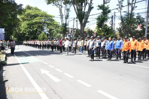 Bondowoso, Obor Rakyat - Rekapitulasi penghitungan suara hasil Pilbub, dan Pilgub dimulai, pada 3 hingga 4 Desember 2024. Polisi pun menerjunkan ratusan personel gabungan untuk bersiaga dalam mengawal proses itu sampai selesai.