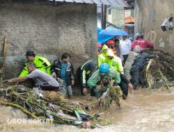 Banjir Bandang Terjang Sukabumi, Polri Evakuasi Ibu dan Bayi dari Gang Sempit
