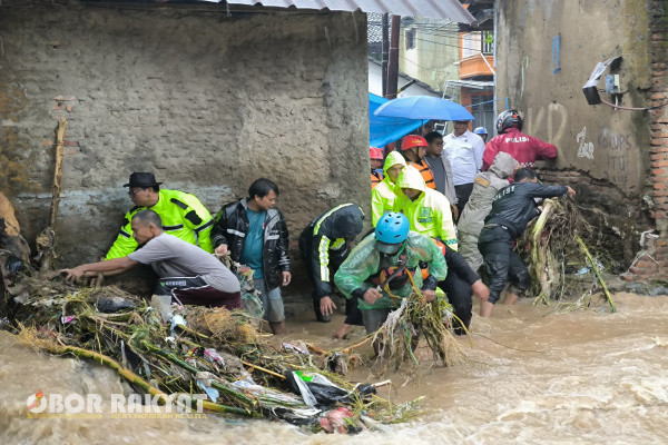 Sukabumi, Obor Rakyat – Banjir bandang melanda Kabupaten Sukabumi, Jawa Barat, akibat hujan deras yang mengguyur selama dua hari terakhir, Rabu (4/12/2024).