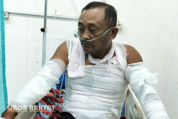 Banyuwangi, Obor Rakyat - Terjadi lagi, kecelakaan tunggal di jalan Desa Pengatigan, Kecamatan Rogojampi, Kabupaten Banyuwangi, tepatnya di sekitar Dusun Cangkring dan Dusun Blumbang. Seorang pengendara motor penjual Siomay mengalami musibah terpeleset dari kendaraannya yang di sebabkan ceceran pasir berserakan di aspal.