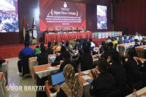 Jember, Obor Rakyat - Rapat pleno terbuka rekapitulasi hasil penghitungan perolehan suara tingkat kabupaten pada pemilihan Gubernur dan Wakil Gubernur Jawa Timur, serta Bupati dan Wakil Bupati Jember di Komisi Pemilihan Umum (KPU ) Jember telah selesai, pada Kamis (5/12/2024) sore.