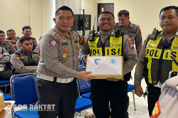 Surabaya, Obor Rakyat - Guna tingkatkan penanganan pada kecelakaan lalu lintas, Kasatlantas Polrestabes Surabaya, AKBP Arif Fazlurrahman, menggelar pelatihan Penanggulangan Penderita Gawat Darurat (PPGD).