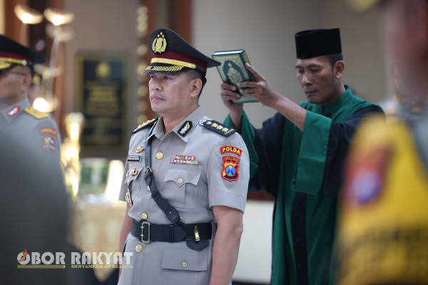 Surabaya, Obor Rakyat - Kapolda Jawa Timur Irjen Pol. Drs Imam Sugianto,M.Si didampingi Waka Polda Jatim Brigjen Pol Pasma Royce bersama pejabat utama (PJU) Polda Jatim, memimpin Upacara serah terima jabatan (sertijab) Irwasda Polda Jatim, di Gedung Patuh Lantai II, Mapolda Jatim, Senin (9/12/2024).