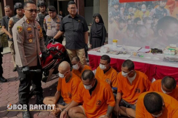 Probolinggo, Obor Rakyat - Dalam satu bulan terakhir, Satresnarkoba Polres Probolinggo Kota Polda Jatim berhasil mengungkap 10 kasus narkotika dengan 11 tersangka.