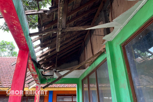 Bondowoso, Obor Rakyat – Kepala Dinas Pendidikan (Disdik) Kabupaten Bondowoso, Haeriah Yuliati akan melakukan pengecekan kondisi bangunan Sekolah Dasar (SD) Negeri1 Jurang Sapi, Kecamatan Tapen yang dikabarkan atapnya telah ambrol.