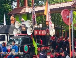 Ratusan Buruh Kawal Rapat Dewan Pengupahan Kota Bekasi 