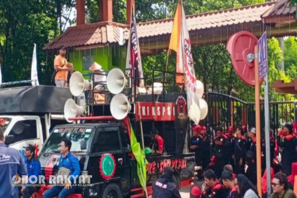 Bekasi, Obor Rakyat - Dewan Pengupahan Kota Bekasi, yang terdiri dari Unsur Serikat Pekerja, Apindo dan Pemerintah, menggelar rapat pleno terkait kenaikan UMK Kota Belasi.