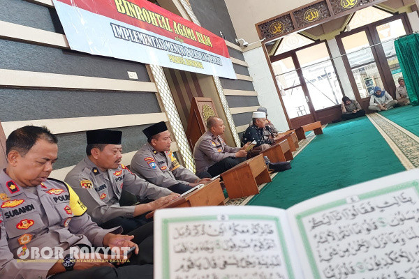 Banyuwangi, Obor Rakyat - Demi mewujudkan SDM (Sumber Daya Manusia) yang unggul, Polresta Banyuwangi Polda Jatim rutin menggelar kegiatan pembinaan rohani dan mental (binrohtal), di Masjid Roudhatul Jannah Polresta Banyuwangi pada Kamis (12/12/2024).