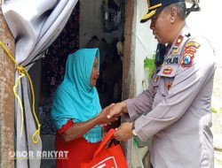 Bentuk Peduli dan Berbagi, Kapolsek Pakal Turun Langsung Sambang Warga Kurang Mampu